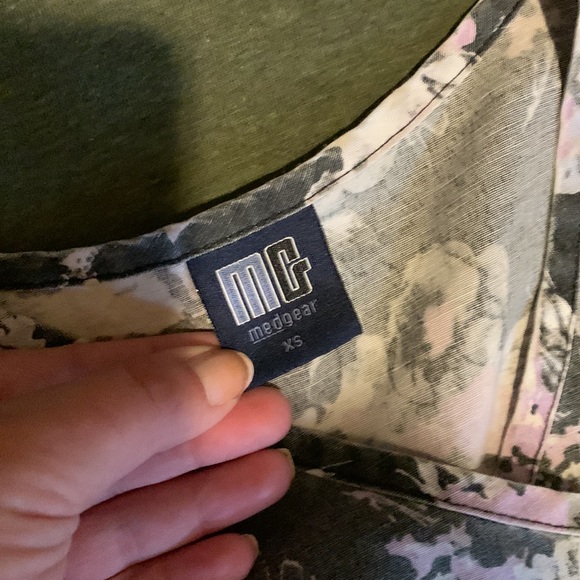 Set of 2 scrub top , came as set when ordered , very good condition - Picture 4 of 4